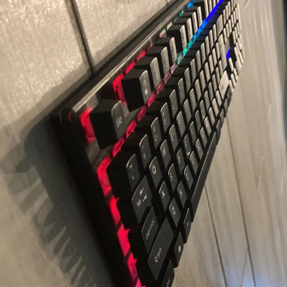 Gaming keyboard, lights up and is in good condition